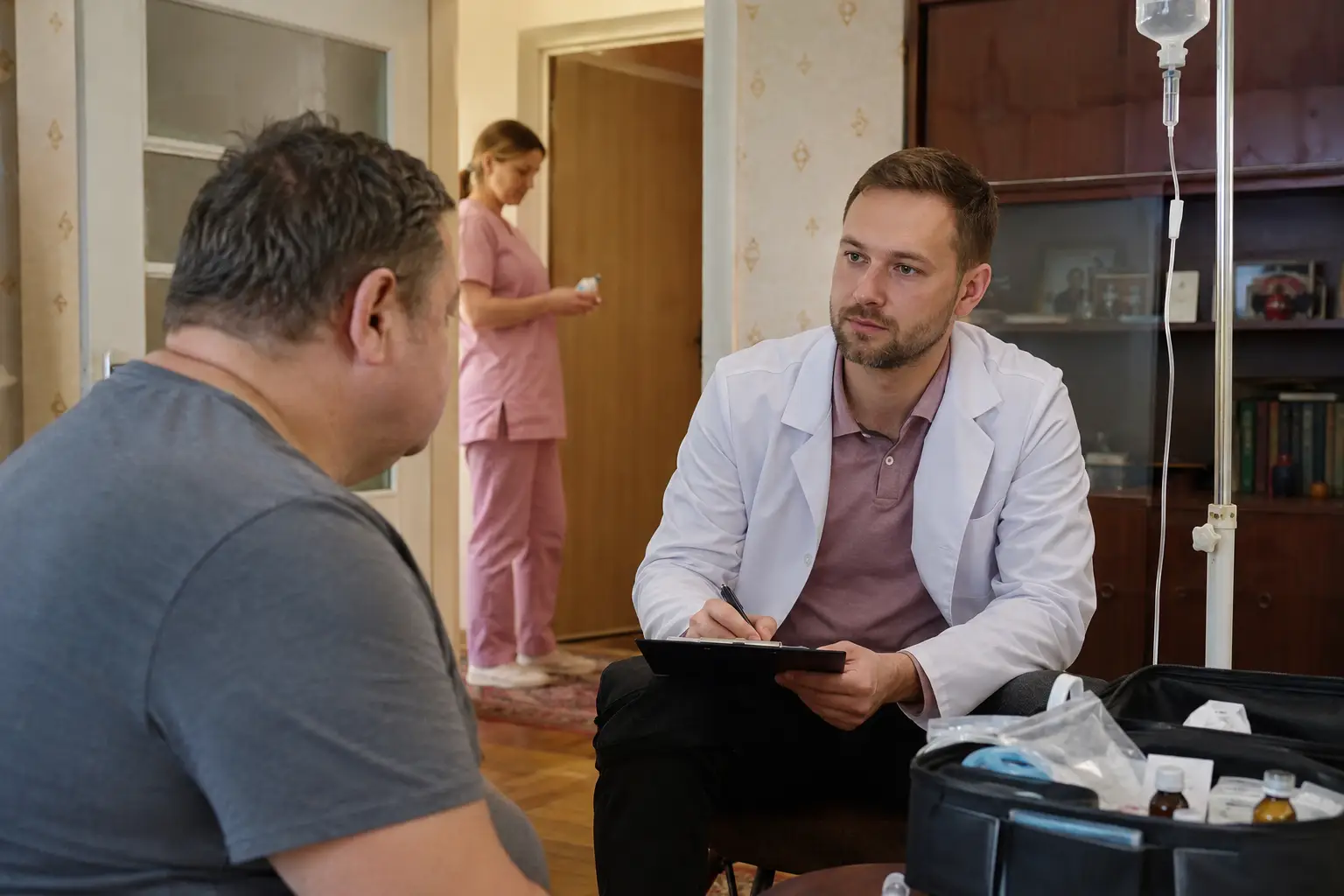 Нарколог оказывает помощь пациенту на дому